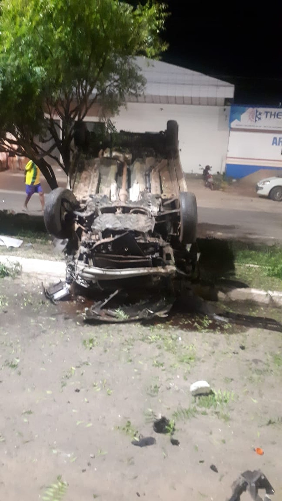 Após bater contra a motocicleta veículo de passeio capotou na Avenida Pedro Neiva de Santana em Imperatriz — Foto: Divulgação/Polícia