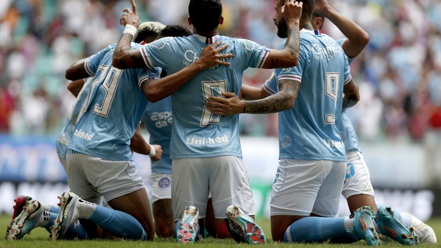 Jogadores do Bahia comemoram gol contra o Coritiba