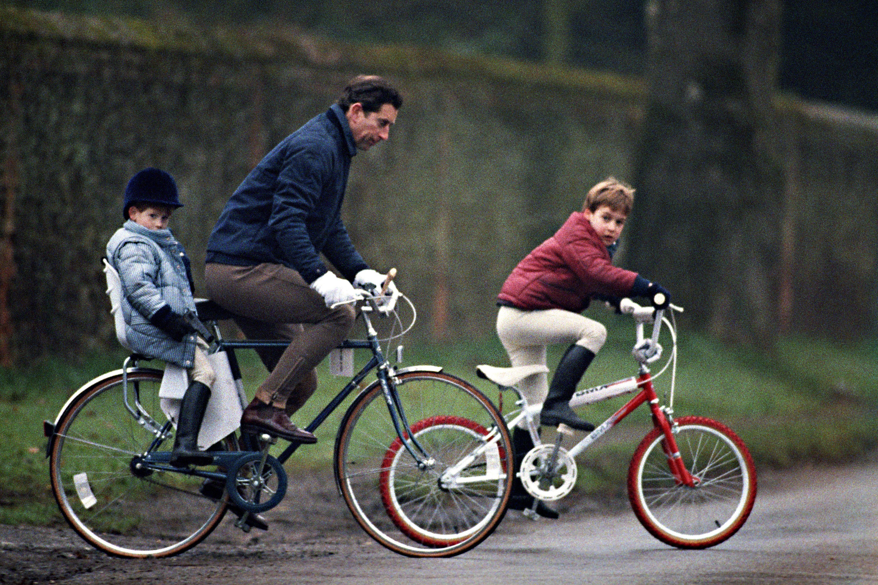Príncipe Harry, Príncipe Charles e Príncipe William durante passeio de bicicleta (Foto: Getty Images)