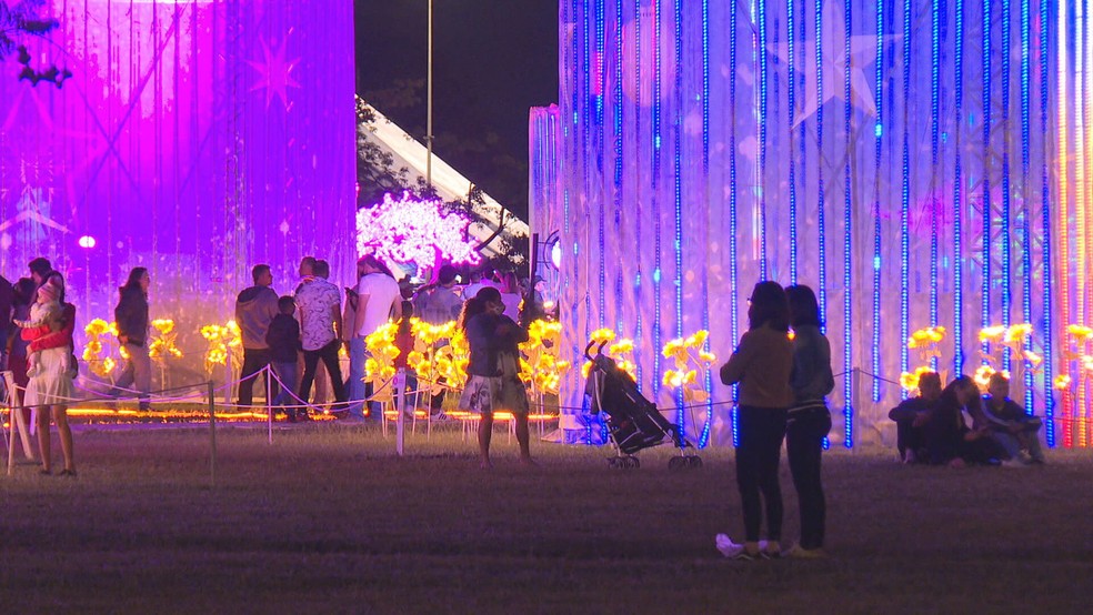 Brasília Iluminada trouxe decoração de Natal ao centro da capital — Foto: TV Globo/Reprodução