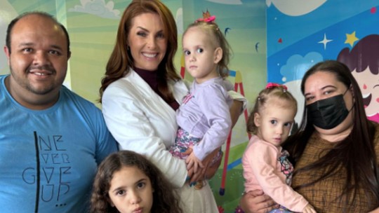 Ana Hickmann visita gêmeas siamesas após cirurgia de separação 