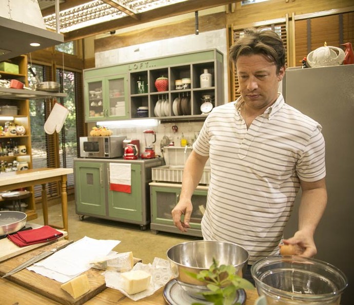 Jamie Oliver deia tudo pronto para preparar omelete ao vivo no 'É de casa' (Foto: Raphael Dias/Gshow)