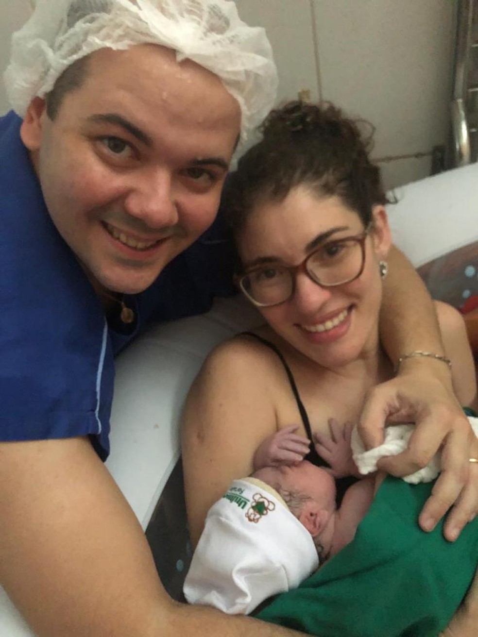 Pai foi o primeiro a receber a crianças nos braços em parto humanizado — Foto: Arquivo pessoal