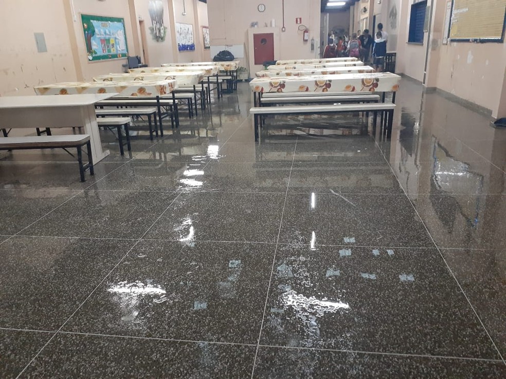 Água da chuva invadiu escola em Marília e causou transtornos  — Foto: Arquivo pessoal