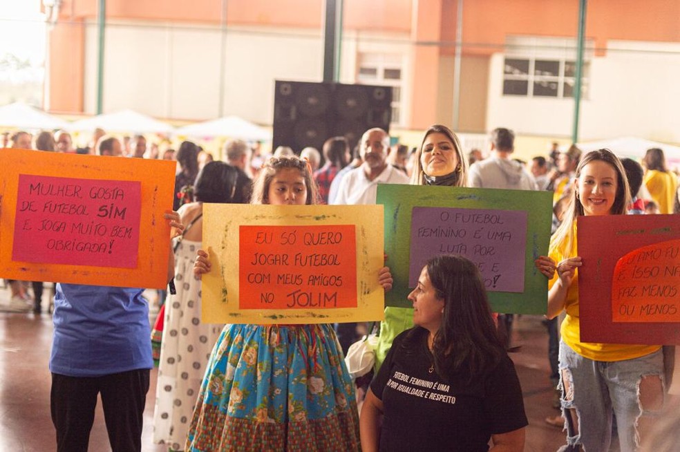 Cartazes foram levantados com frases que reforçam a liberdade que meninas tem de jogar futebol.— Foto: Arquivo pessoal/divulgação