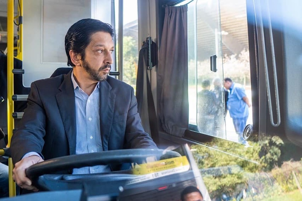 O prefeito de São Paulo, Ricardo Nunes (MDB), dirige um ônibus durante evento no Centro de Práticas Esportivas da Universidade de São Paulo (CEPEUSP) — Foto: Secom/PMSP