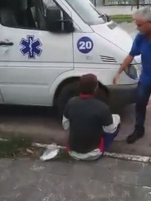Paciente foi deixado na rua após ter sido transportado de ambulância em Cubatão (Foto: G1)