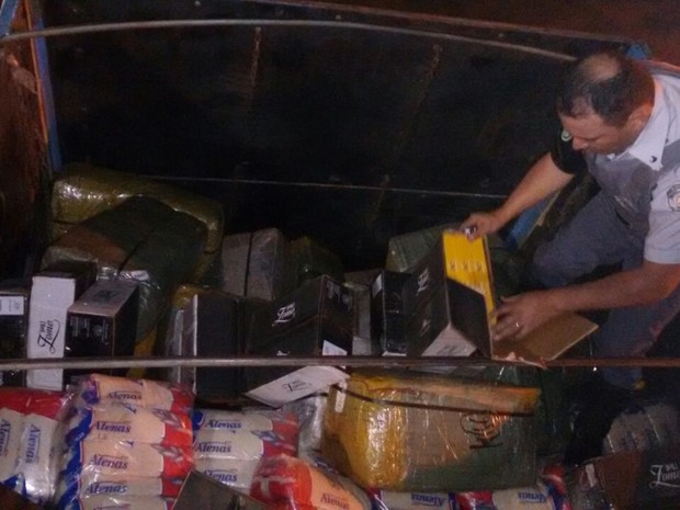 Caixas foram achadas debaixo de carga de sacos de arroz (Foto: Divulgação/ Polícia Rodoviária Avaré)