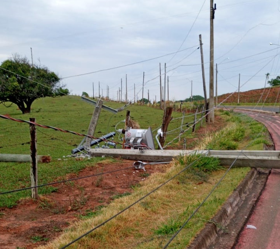 Batida derrubou poste na Avenida Raimundo Maiolini, em Presidente Prudente — Foto: Juliana Sgrignoli