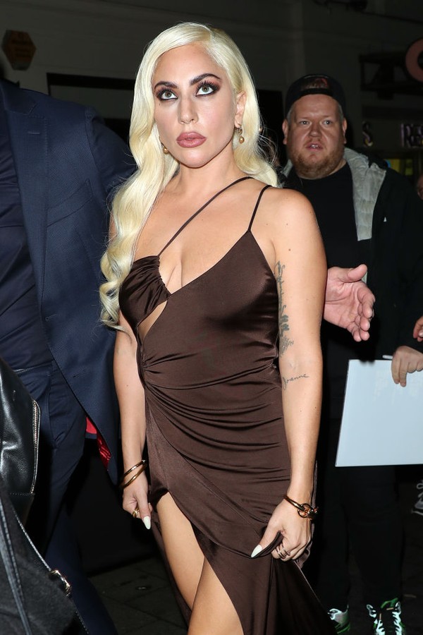 LONDON, ENGLAND - NOVEMBER 10: Lady Gaga seen leaving at screening for 'House of Gucci' at Cineworld on November 10, 2021 in London, England. (Photo by Neil Mockford / Ricky Vigil M/GC Images) (Foto: GC Images)