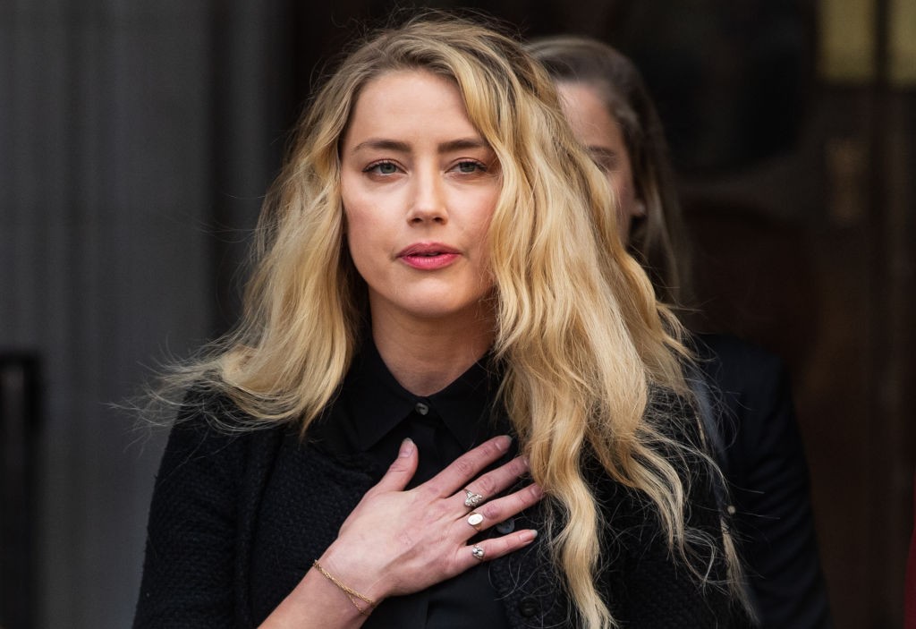 Amber Heard na saída do julgamento contra o ex-marido, o ator Johnny Depp (Foto: Reprodução / Getty Images)