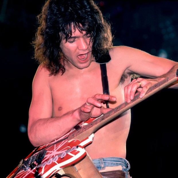 Dutch-born American Rock musician Eddie Van Halen (1955 - 2020), of the group Van Halen, performs onstage at the Jacksonville Coliseum, Jacksonville, Florida, January 18, 1984. (Photo by Paul Natkin/Getty Images) (Foto: Getty Images)