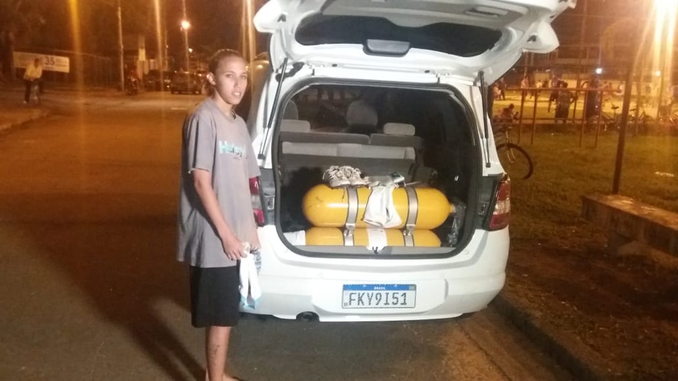 Goleira Thayane mostra o local que as jogadoras trocam de roupa para o treinamento: Carro  — Foto: Bernardo Serrado - GloboEsporte.com