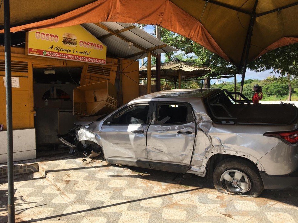 Colis&atilde;o assustou funcion&aacute;rios e clientes &mdash; Foto: Quezia Oliveira/Inter TV Cabugi