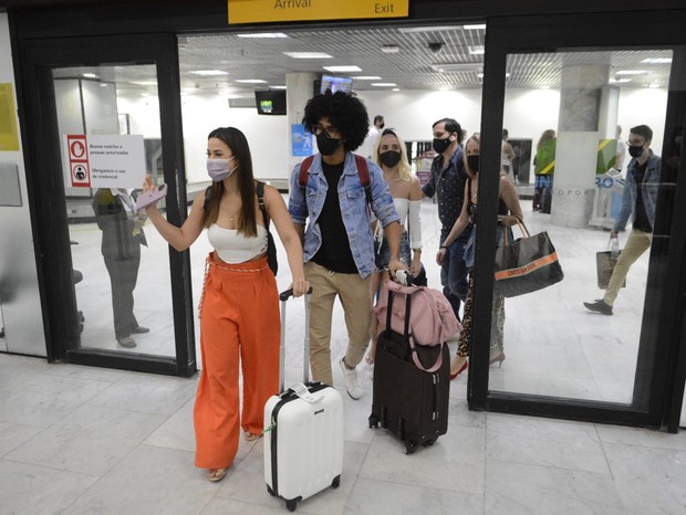 Larissa Tomásia e Luciano Esteves chegam no Rio de Janeiro (Foto: Webert Belicio/AgNews)