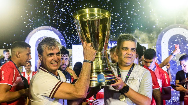 Presidente do CRB, Mário Marroquim ergue a taça ao lado do técnico Marcelo Cabo