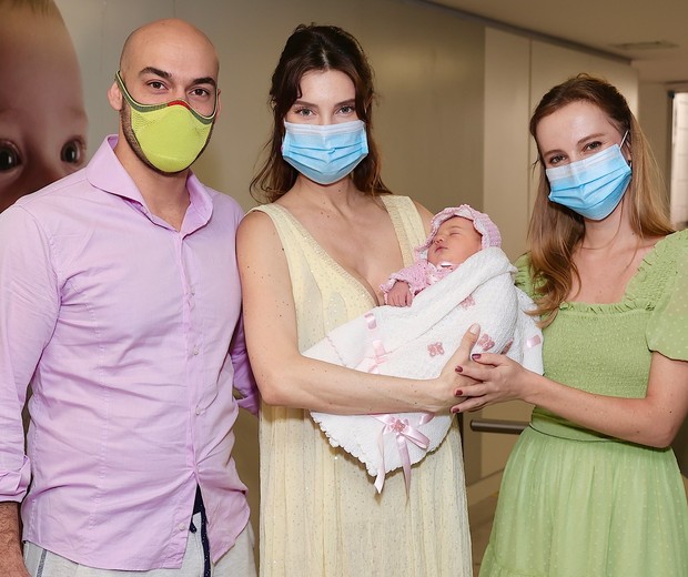 Amilcare, Júlia e Carla deixam a maternidade com Suzanne (Foto: Manuela Scarpa/Brazil News)