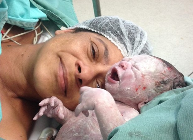 Elane e Isabella logo após o parto (Foto: Arquivo Pessoal/ Ana Carolina Oliveira)