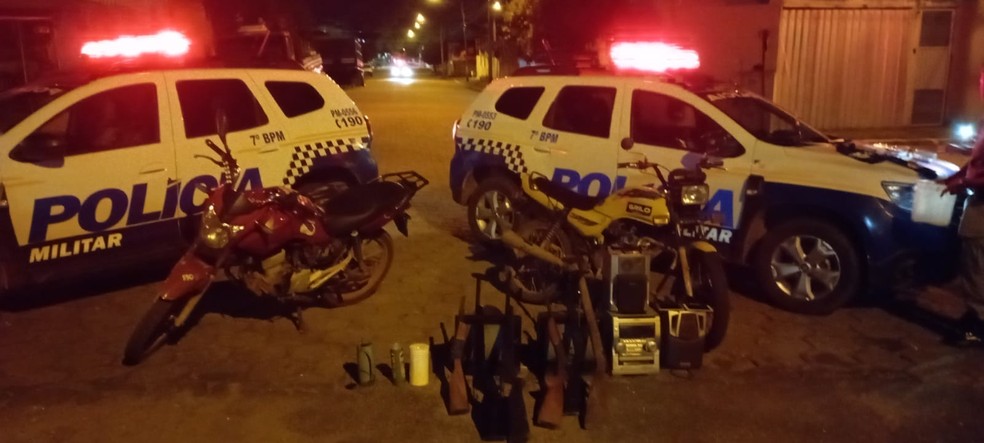 Armas, motos e outros objetos apreendidos em Presidente Kennedy — Foto: Divulgação/PM
