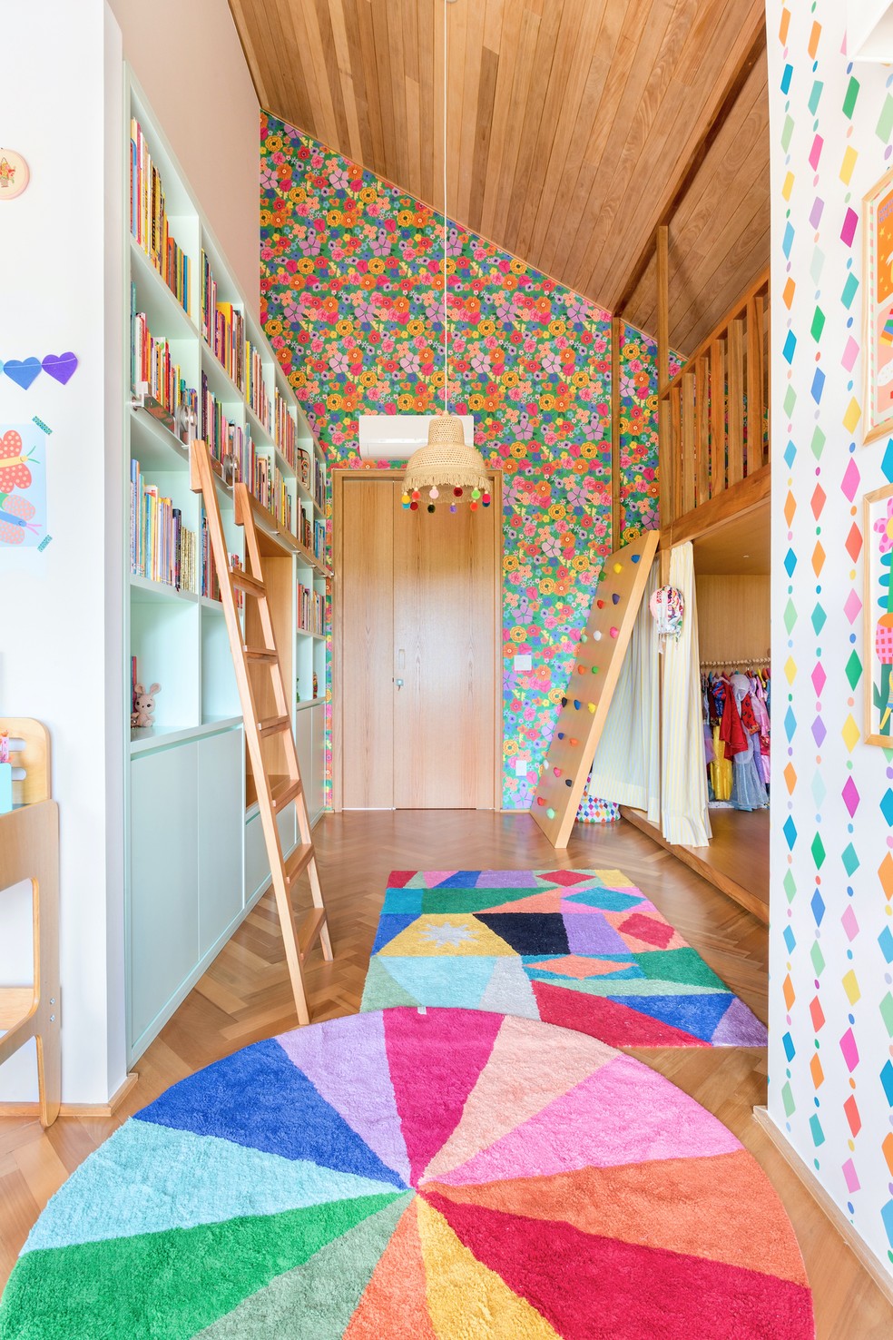 O p&eacute;-direito alto permitiu a cria&ccedil;&atilde;o de um mezanino bem confort&aacute;vel sem perder espa&ccedil;o embaixo. Tapetes da Mooui &mdash; Foto: Mariana Lima / Divulga&ccedil;&atilde;o
