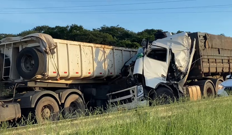 Acidente entre caminhões aconteceu no anel viário de Piracicaba — Foto: Edijan Del Santo/ EPTV