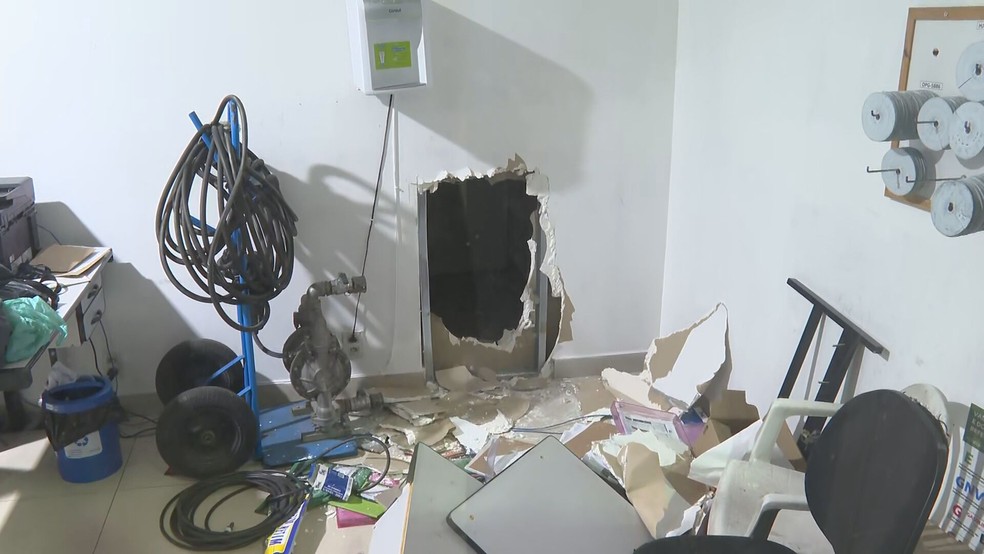 Sala foi invadida e resgistros das câmeras foram destruídos.  — Foto: Marcelo Abreu/TV Globo 