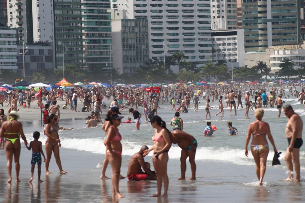 Banhistas no mar da Praia Central, em Balneário Camboriú, na segunda-feira (27) — Foto: Luiz Souza/NSC TV
