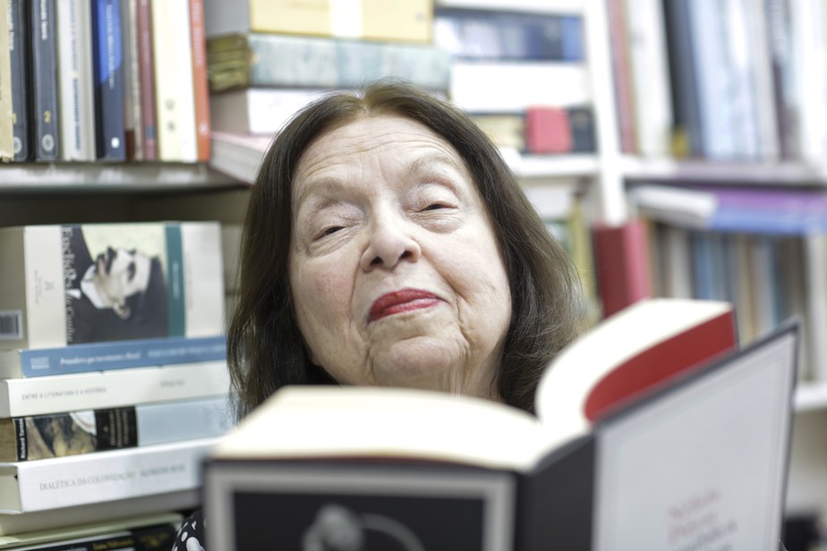 Nélida Piñon. Escritora  foi vencedora do Prêmio Jabuti duas vezes, em 2005, com a obra “Vozes do deserto”.