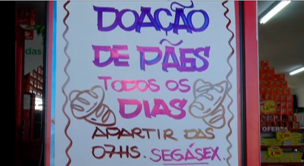 Cartaz em mercado de Mogi indica a doação de pães todos os dias — Foto: Reprodução/TV Diário