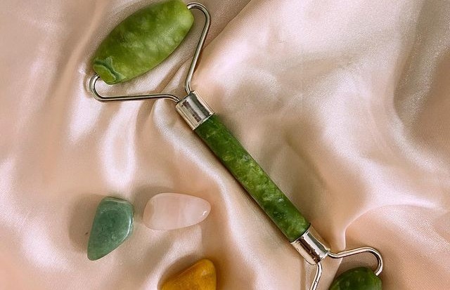 rolo de jade para cuidar da pele (Foto: Reprodução Instagram / @BeautyBlogger)
