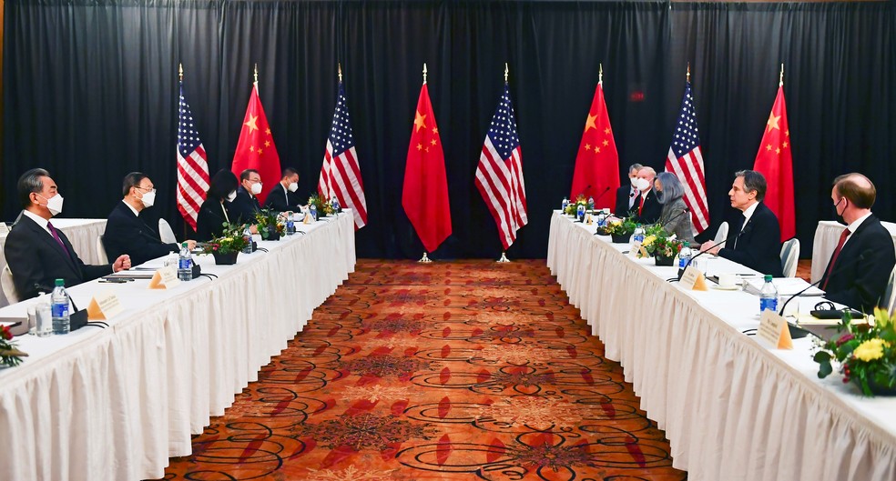 Antony Blinken (2º do lado direito) fala com Yang Jiechi (2º do lado esquerdo), chefe da diplomacia chinesa durante encontro no Alasca, em 18 de março de 2021 — Foto: Frederic J. Brown/Pool via Reuters