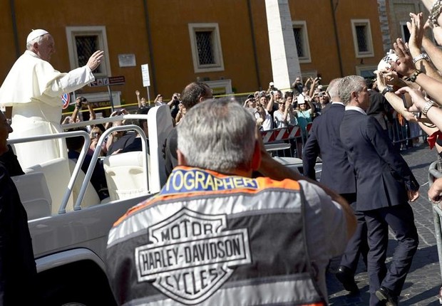 Papa Francisco abençoa fã da Harley Davidson (Foto: Agência EFE)