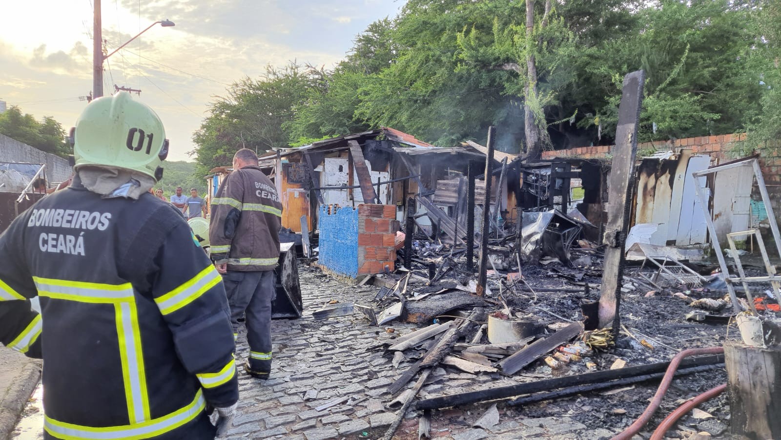 Incêndio destrói barracos e moradora fica ferida em comunidade de Fortaleza; vídeo