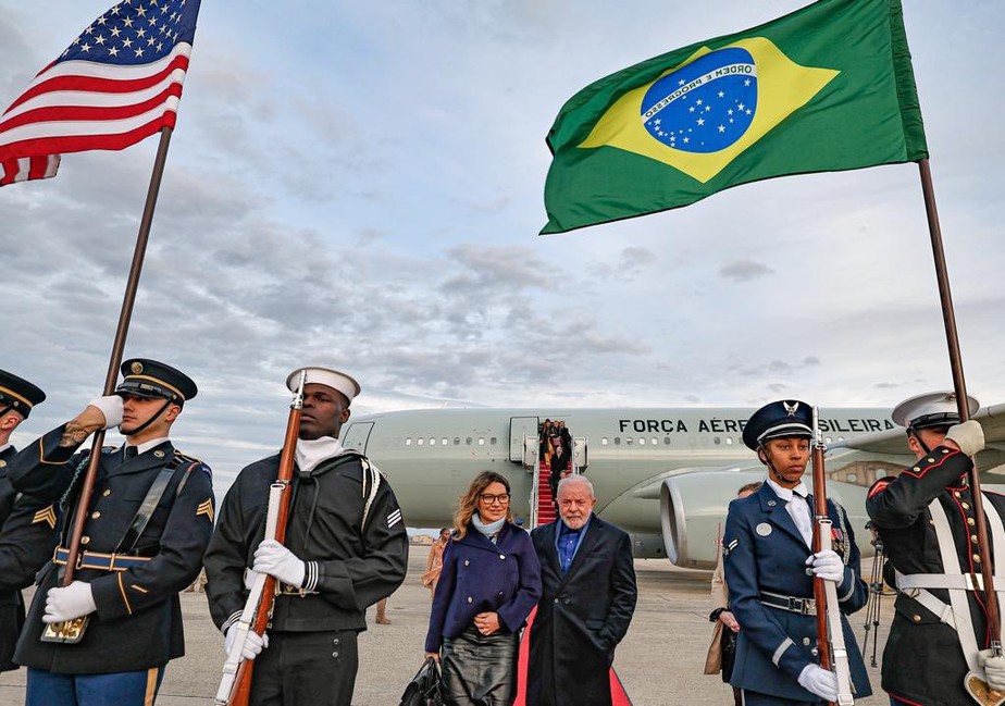O presidente Lula desembarca em Washington, nos EUA, ao lado da primeira-dama, Janja Lula da Silva