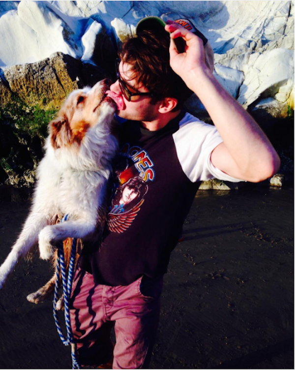 O ator Zac Efron com seu cãozinho Puppy (Foto: Instagram)