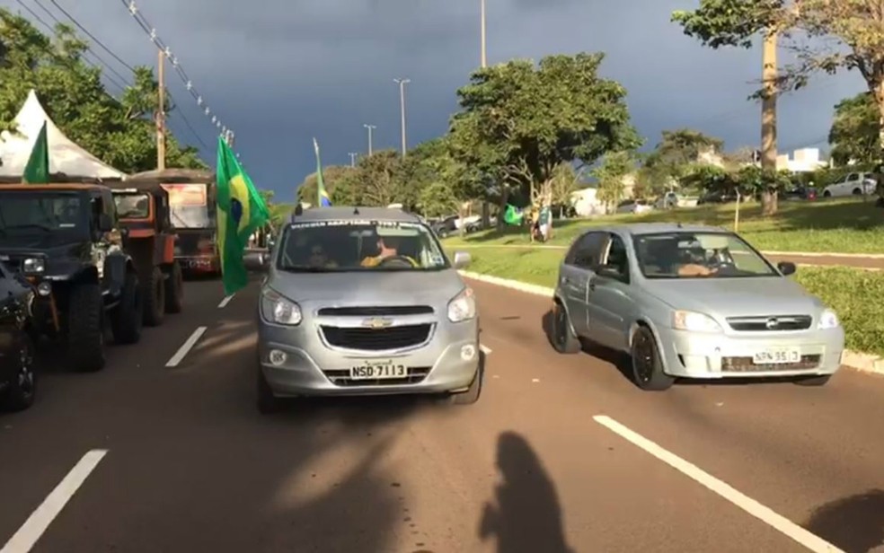 Após concentração, manifestantes saíram em carreata pela avenida Afonso Pena — Foto: Claudia Gaigher/TV Morena