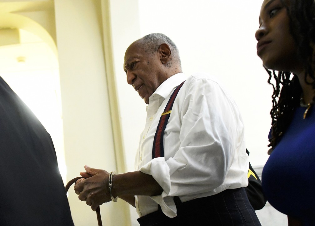 Bill Cosby sai algemado apÃ³s ser condenado por agressÃµes sexuais nesta terÃ§a-feira (25) â€” Foto: Mark Makela/Pool Photo via AP