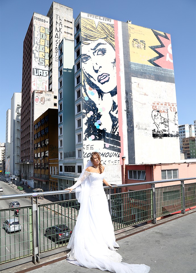 Mariana Ximenes vestida de noiva para cenas de Tancinha, no centro de São Paulo (Foto: Carol Caminha/Gshow)