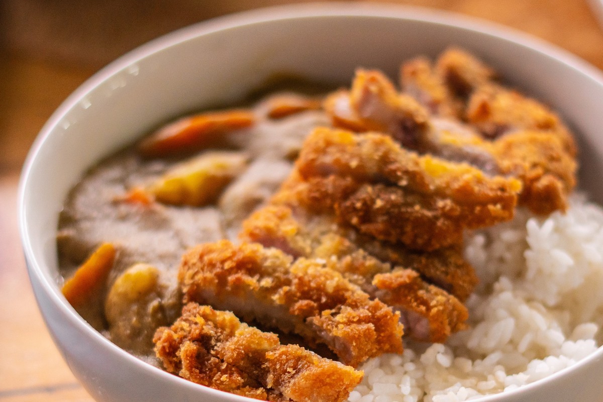 Aprenda a fazer o Tonkatsu Kare, tradicional prato japonês à base de