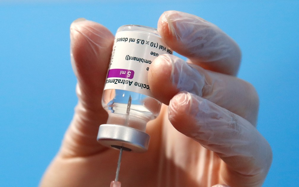 Frasco da vacina da farmacêutica AstraZeneca — Foto: Alessandra Tarantino/AP
