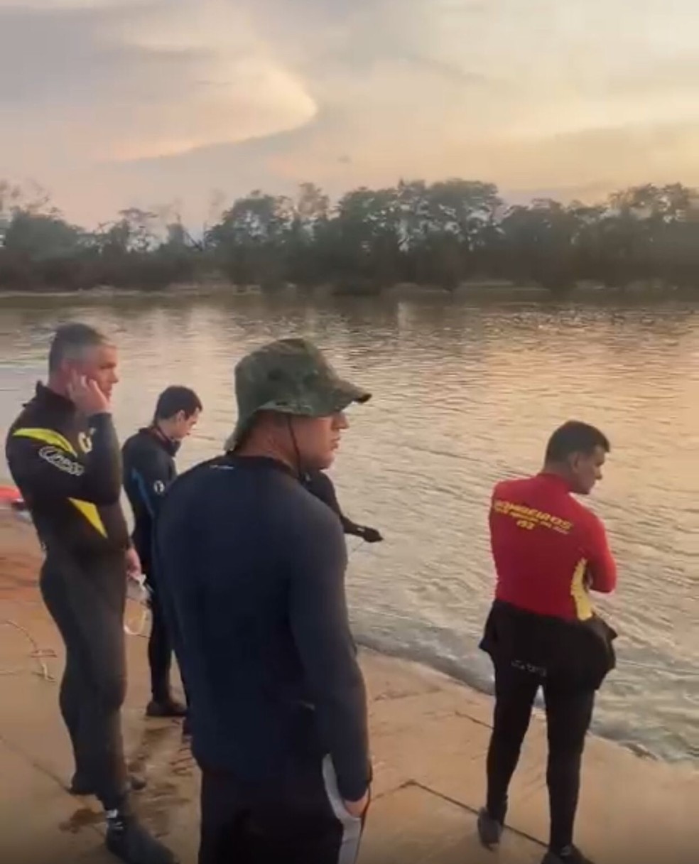 Bombeiros retomam buscas neste domingo (17) pela sétima vítima de naufrágio em rio de MS — Foto: Corpo de Bombeiros/Divulgação
