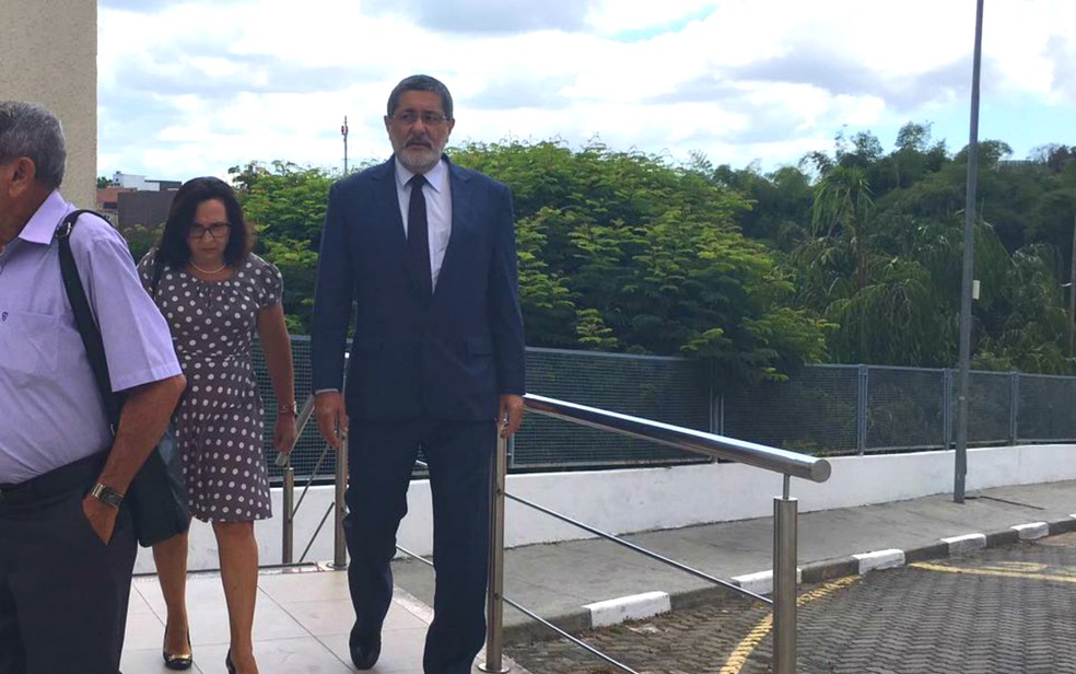 Gabrielli chegou à sede da Justiça Federal acompanhado da advogada (Foto: Juliana Almirante/G1 Bahia)