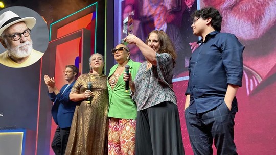 Família de Antonio Pedro recebe homenagem ao ator em prêmio de humor