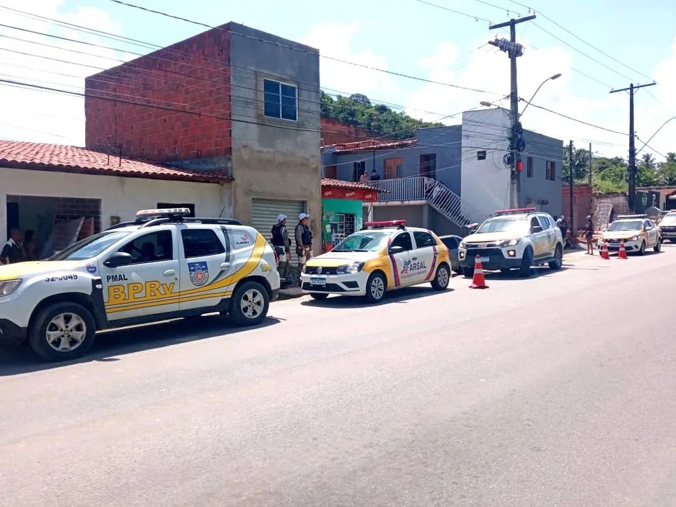Carro envolvido em colisão após motorista furar bloqueio da Arsal na AL-101 Norte, em Ipioca — Foto: Arsal