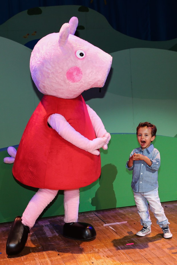 Arthur com a Peppa (Foto: Manuela Scarpa/Photo Rio News) Arthur com a Peppa (Foto: Manuela Scarpa/Photo Rio News)