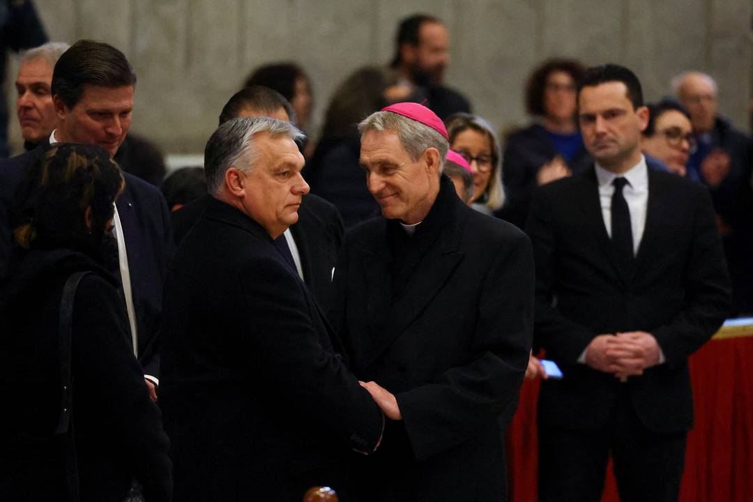 O primeiro-ministro hngaro, Viktor Orban, e o arcebispo Georg Gaenswein prestam homenagem ao ex-papa Bento XVI, enquanto seu corpo  velado na Baslica de So Pedro, no Vaticano