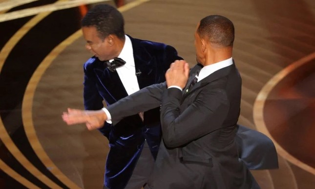 Will Smith agride Chris Rock no palco do Oscar 2022