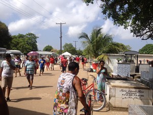 40 mil pessoas são esperadas nos 3 cemitérios de Macapá (Foto: Fabiana Figueiredo/G1)