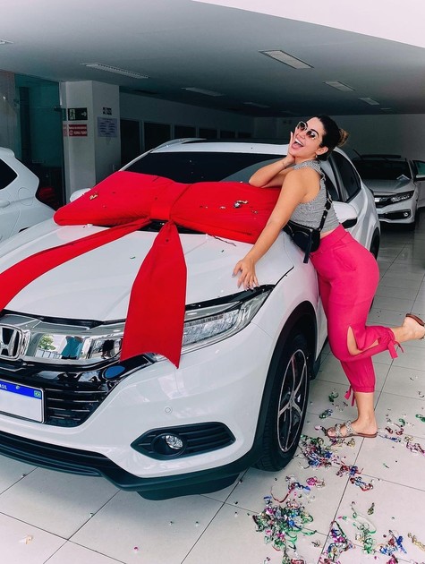 Vivian Amorim com seu novo carro (Foto: Reprodução/Instagram)