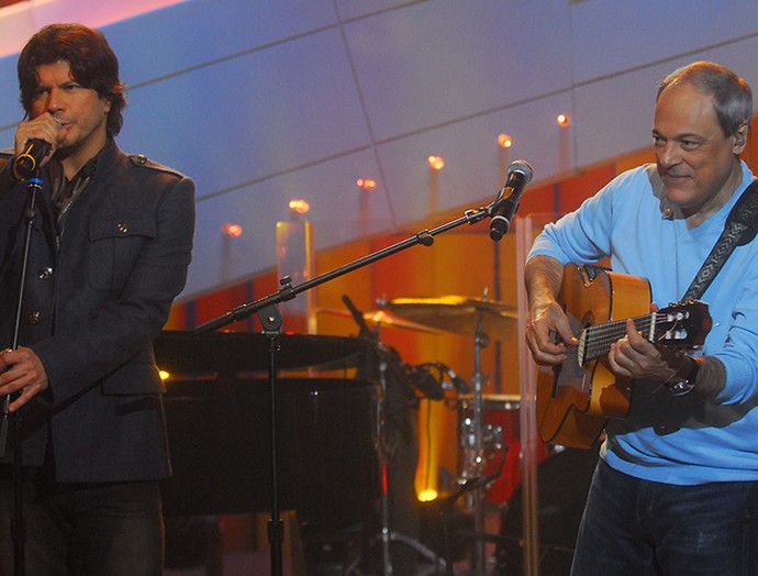 Paulo Ricardo e Toquinho cantam juntos no programa "Som Brasil' (Foto: João Cotta/ TV Globo)